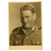 Studio-Porträt eines deutschen Soldaten mit frühen Abzeichen